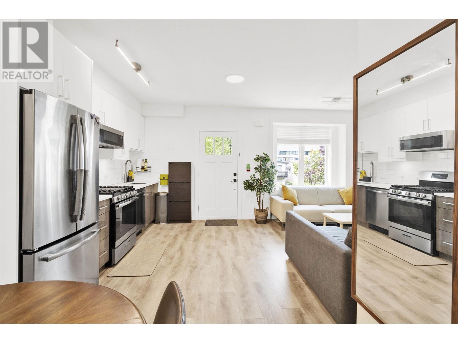 2743 Duke Street, Vancouver, British Columbia  V5R 4S8 - Photo 3 - R3004087