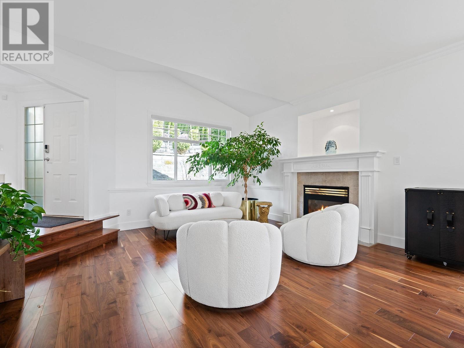 1075 Adderley Street, North Vancouver, British Columbia  V7L 1T4 - Photo 3 - R3004675