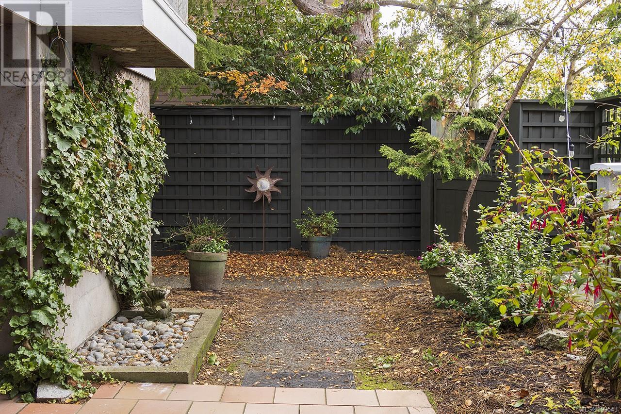 Property at 213 Mary St image 5