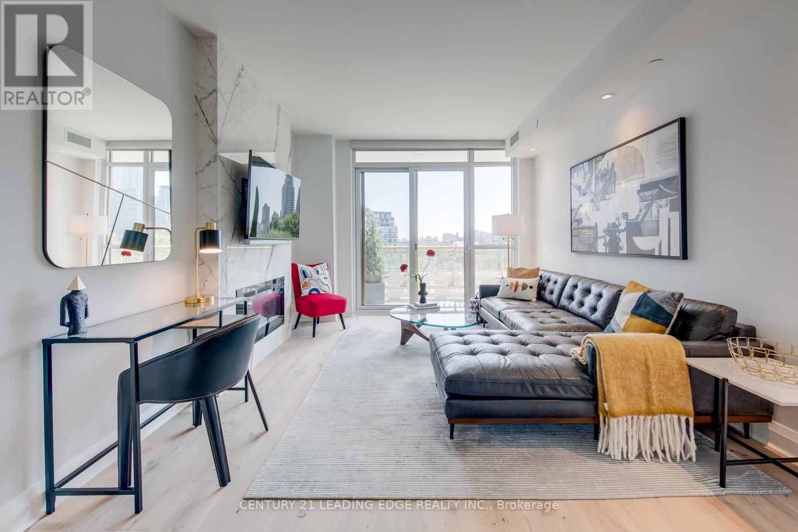 <div class="slider-price">$1,429,000</div><p>706 - 151 Avenue Road, Toronto, Ontario</p>