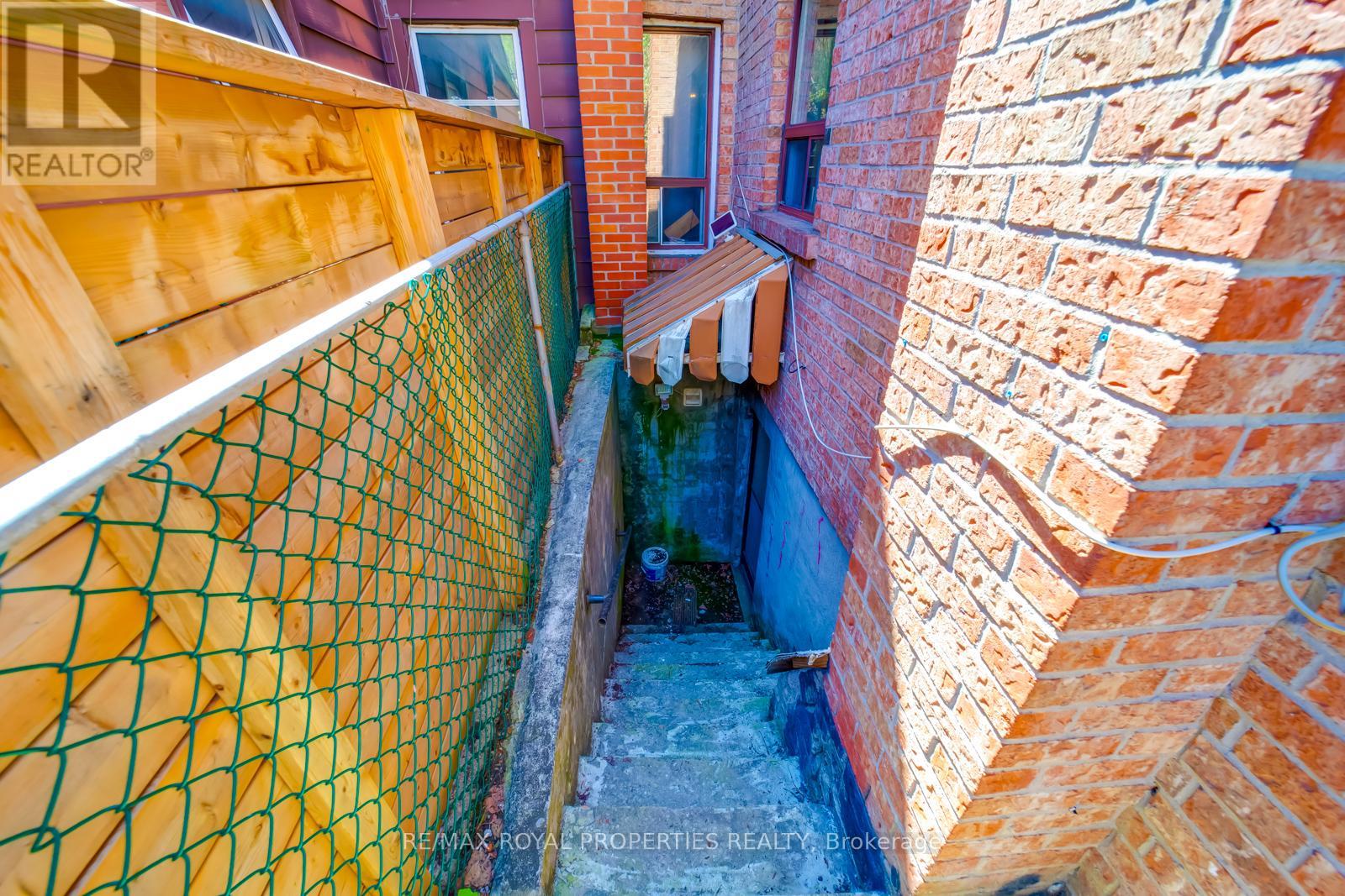 131 Lansdowne Avenue, Toronto, Ontario  M6K 2W1 - Photo 14 - W12159594