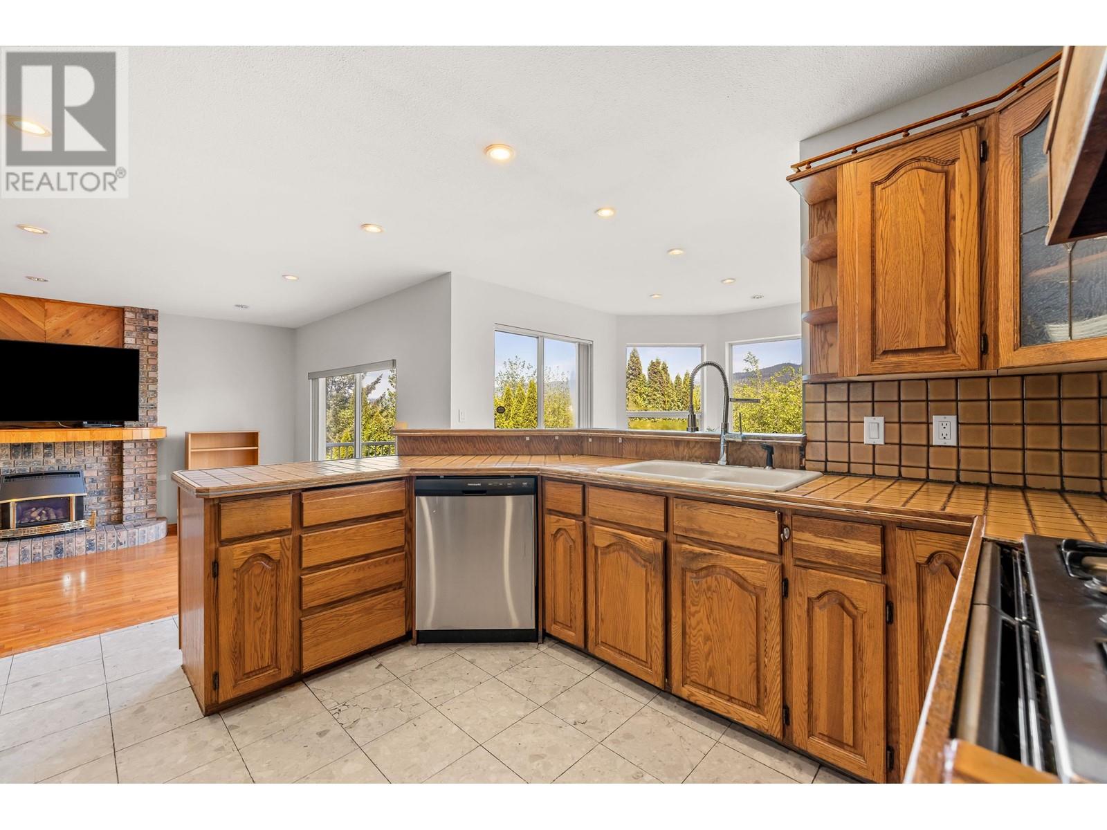 1059 Windward Drive, Coquitlam, British Columbia  V3C 4M5 - Photo 11 - R3004779