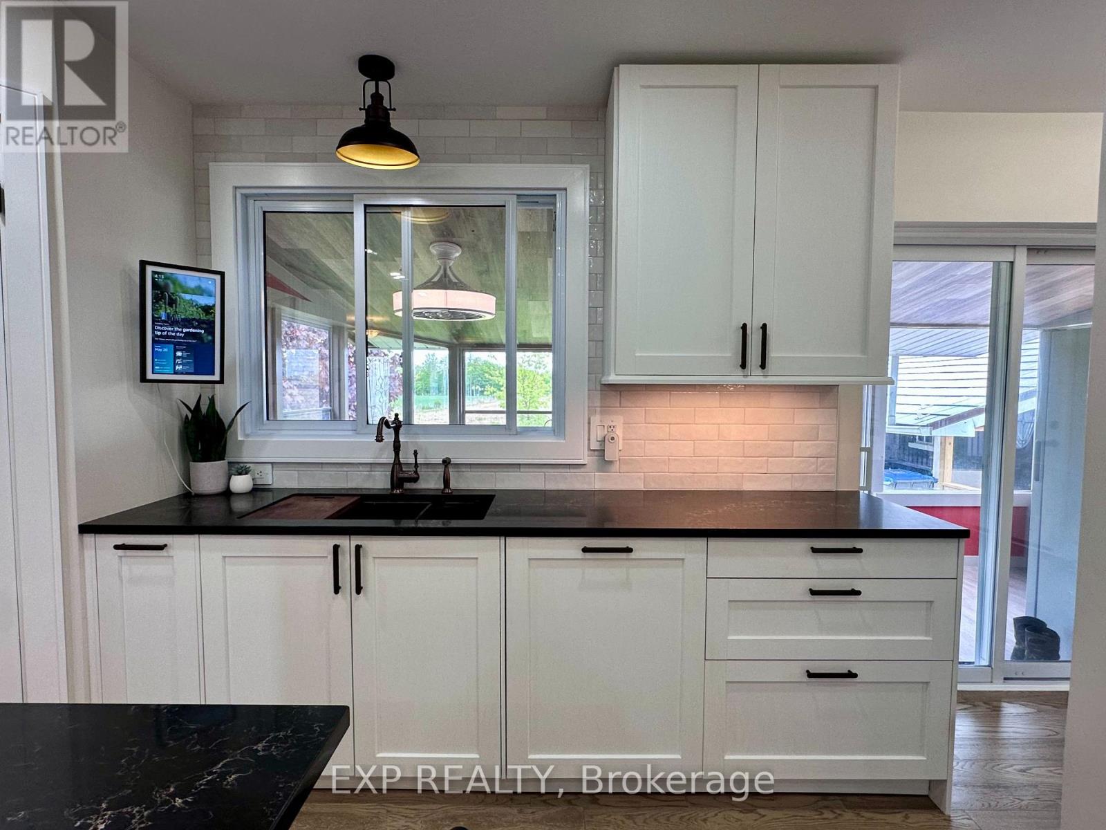 9235 Hickory Drive, Strathroy-Caradoc, Ontario  N7G 3H3 - Photo 21 - X12156825