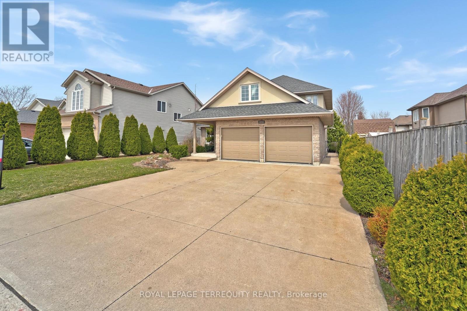 8233 Costabile Drive, Niagara Falls, Ontario  L2H 3L2 - Photo 2 - X12084655