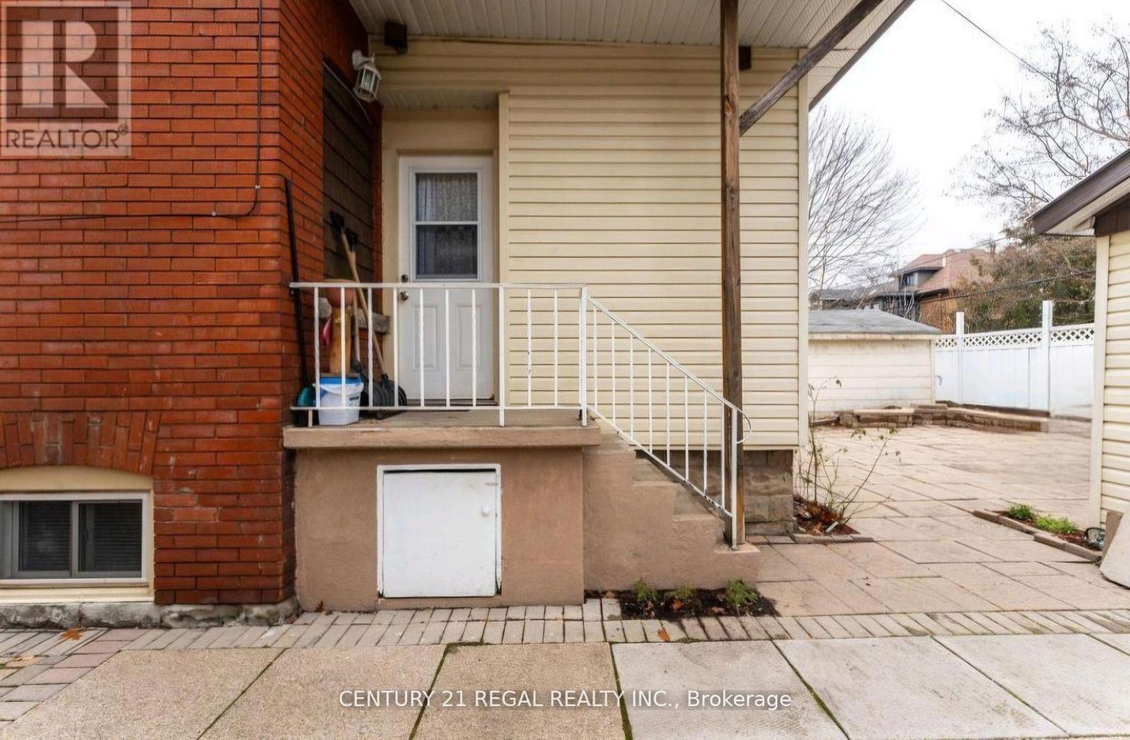 Main - 133 Eastbourne Avenue, Hamilton, Ontario  L8M 2M9 - Photo 5 - X12087295