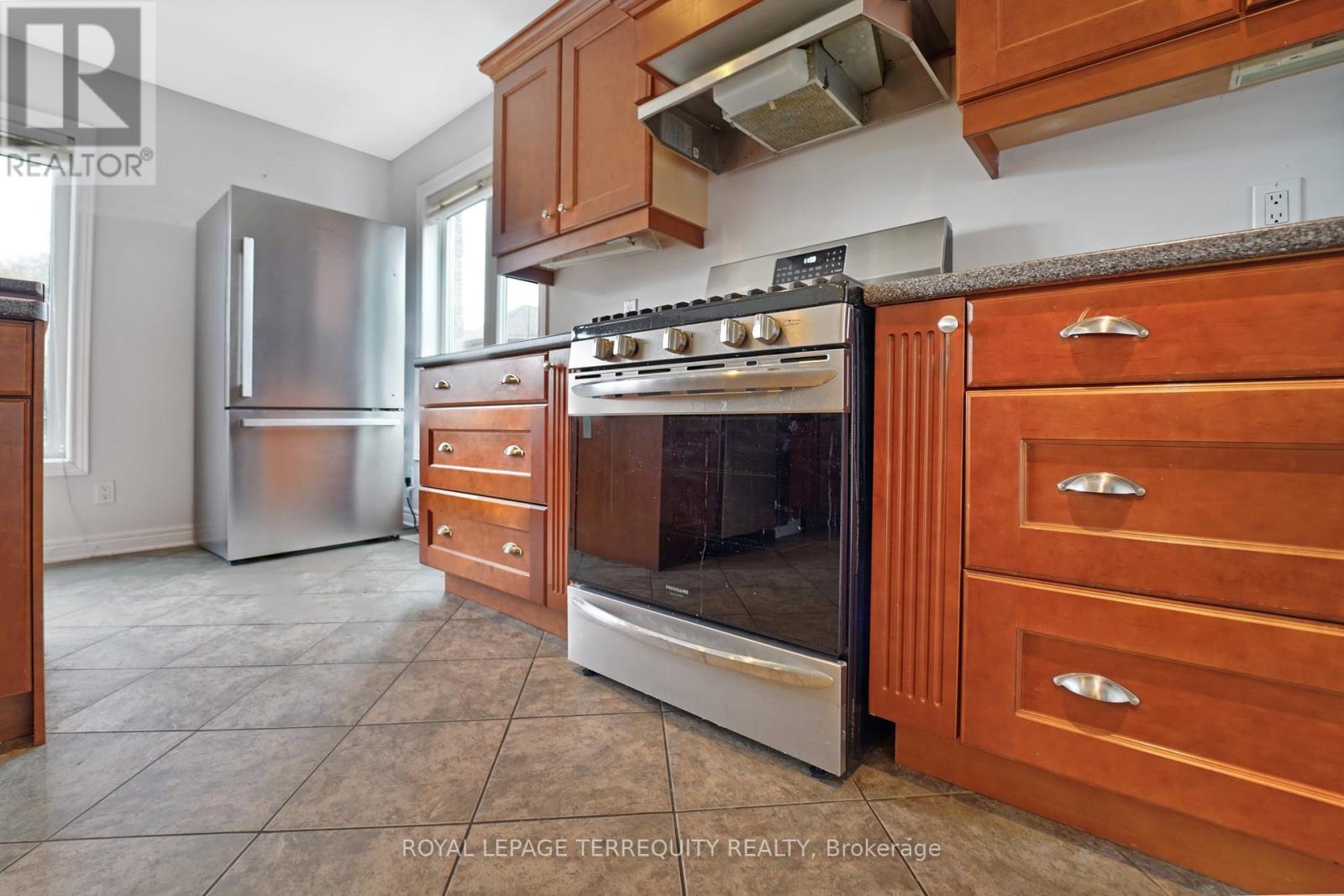 8233 Costabile Drive, Niagara Falls, Ontario  L2H 3L2 - Photo 18 - X12084655