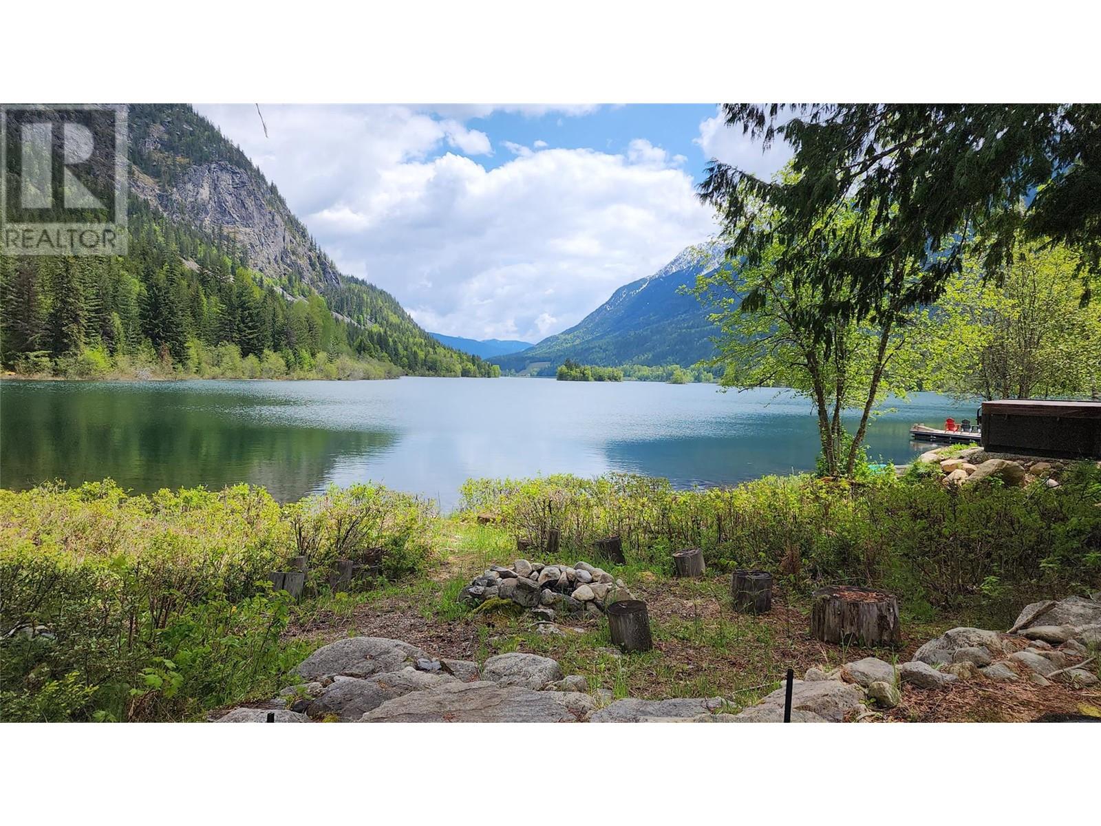 233 Island View Road, Nakusp, British Columbia