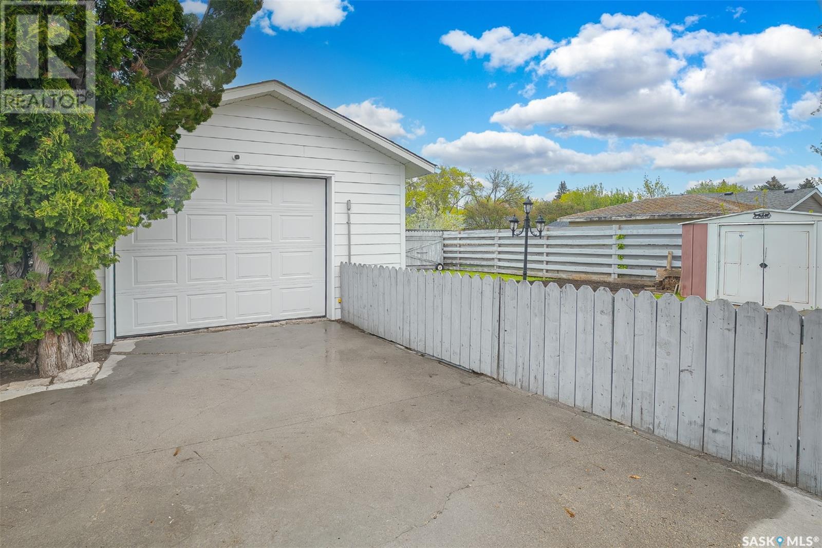 Property at 254 Mowat CRESCENT image 2
