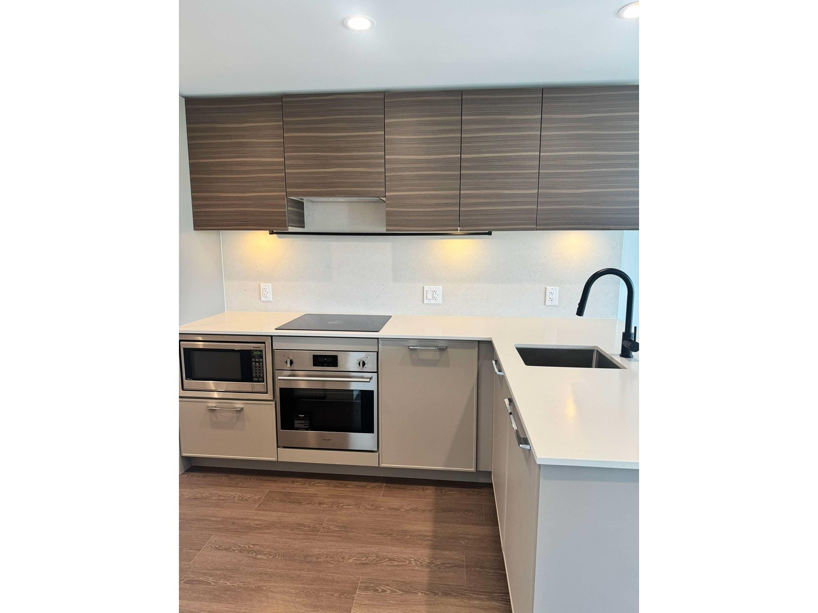 1908 13725 GEORGE JUNCTION, surrey, British Columbia