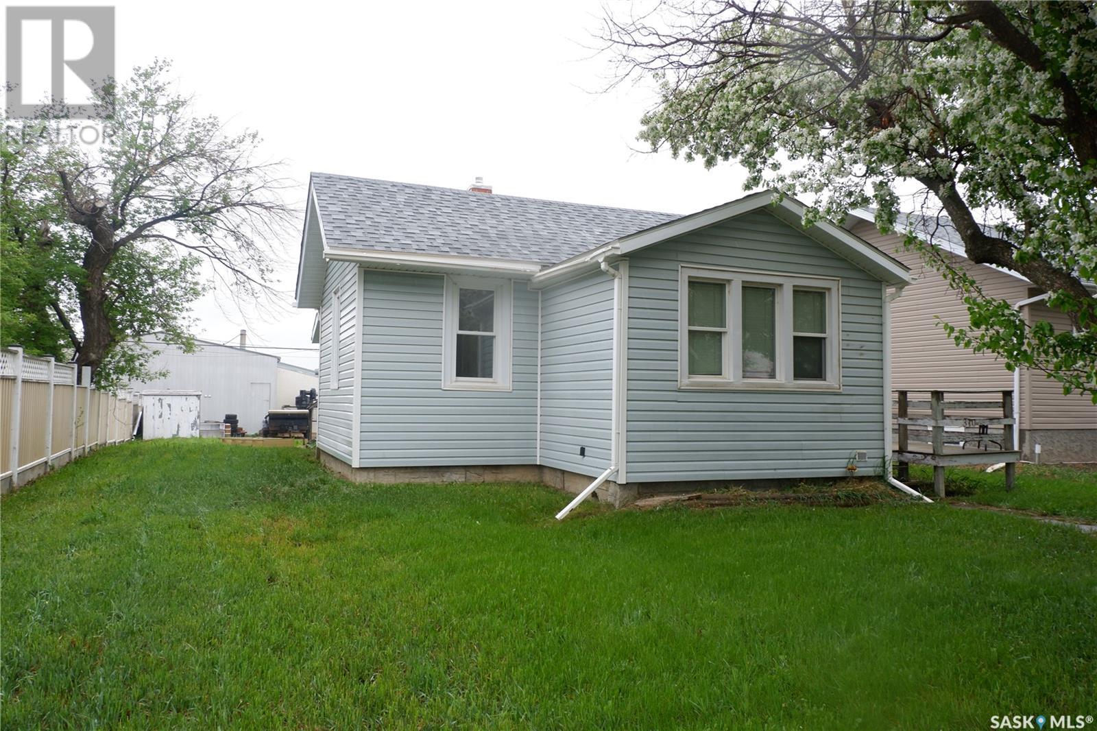 310 2nd Avenue W, Assiniboia, Saskatchewan  S0H 0B0 - Photo 2 - SK006515