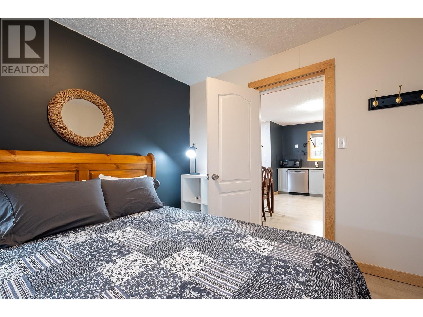 Property at 792 ROSSLAND Avenue image 3