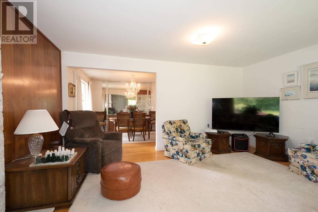 831 Holdom Avenue, Burnaby, British Columbia  V5B 3V4 - Photo 7 - R3004894