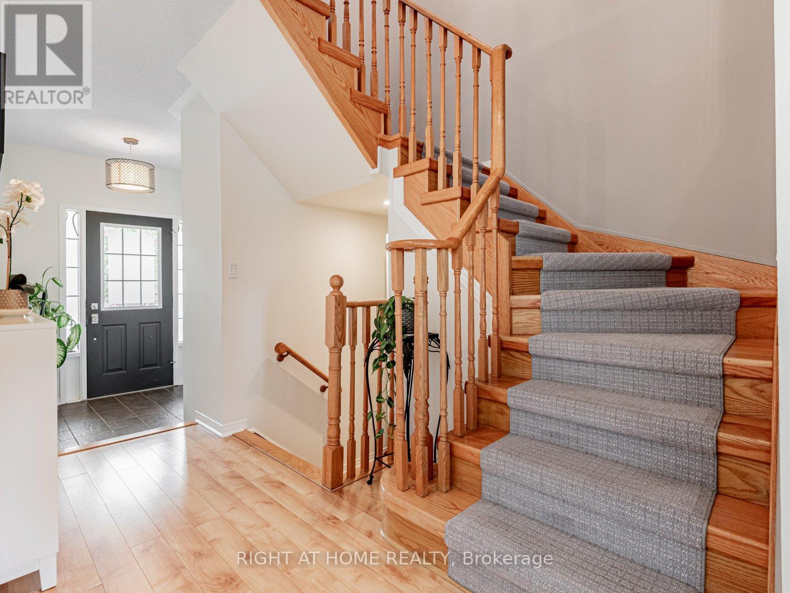 32 Millcliff Circle, Aurora, Ontario  L4G 7N7 - Photo 5 - N12129398
