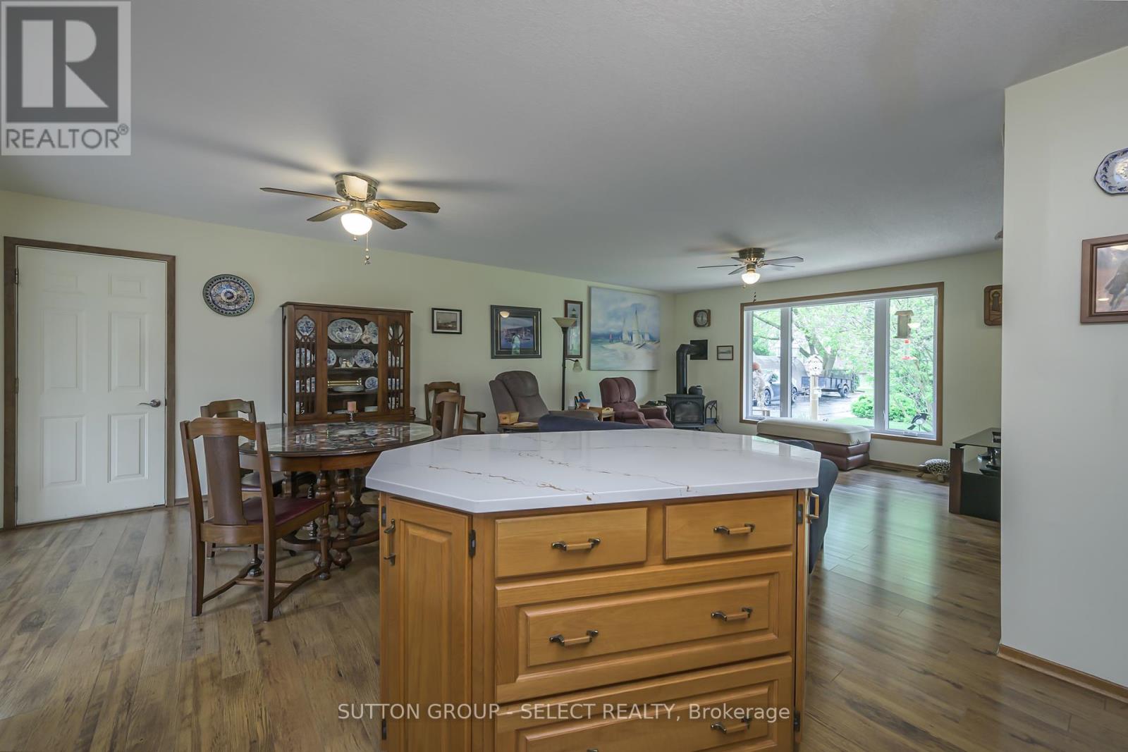 8444 Lazy Lane, Lambton Shores, Ontario  N0M 2N0 - Photo 11 - X12136178