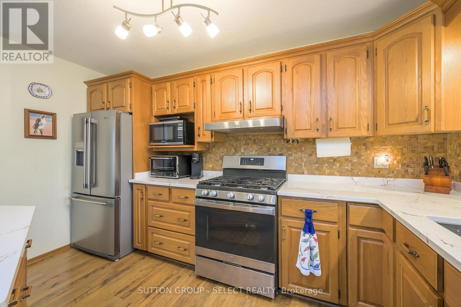 8444 Lazy Lane, Lambton Shores, Ontario  N0M 2N0 - Photo 12 - X12136178