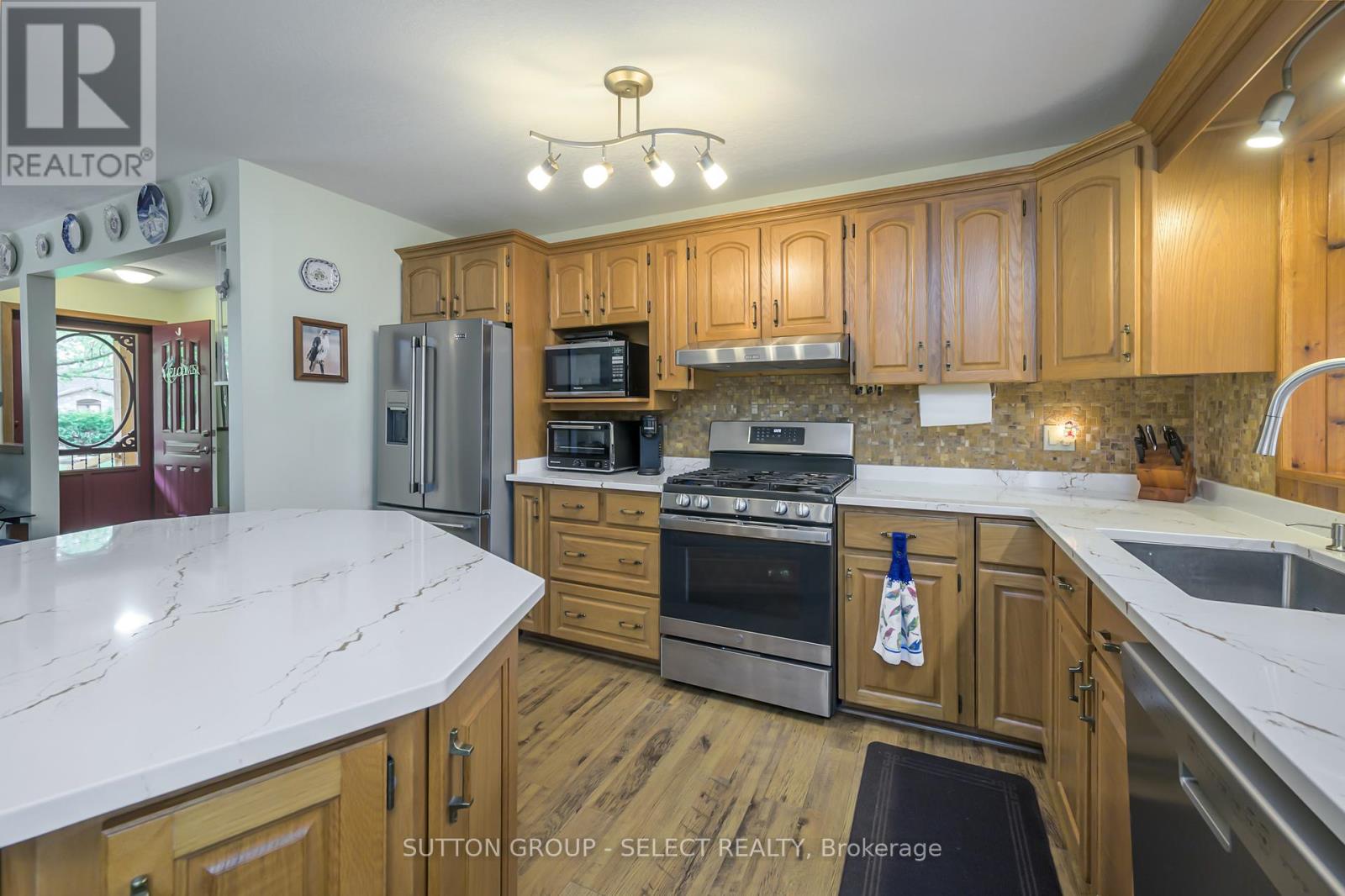 8444 Lazy Lane, Lambton Shores, Ontario  N0M 2N0 - Photo 10 - X12136178