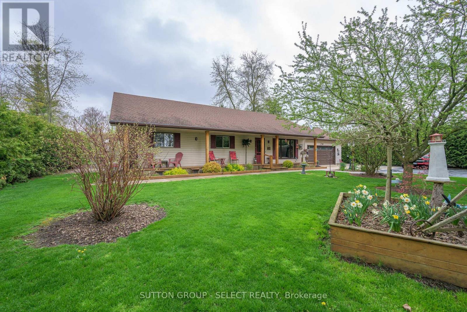 8444 Lazy Lane, Lambton Shores, Ontario  N0M 2N0 - Photo 2 - X12136178