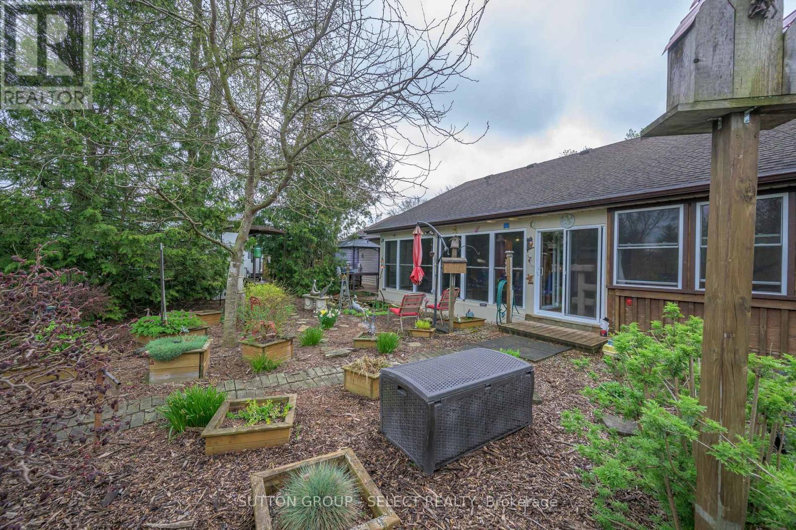 8444 Lazy Lane, Lambton Shores, Ontario  N0M 2N0 - Photo 35 - X12136178