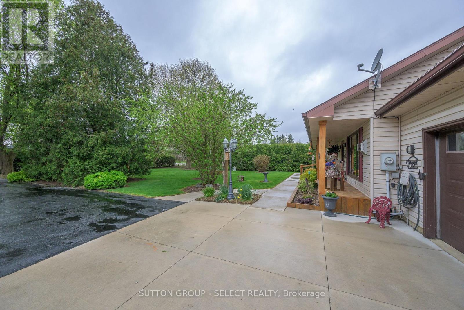 8444 Lazy Lane, Lambton Shores, Ontario  N0M 2N0 - Photo 40 - X12136178