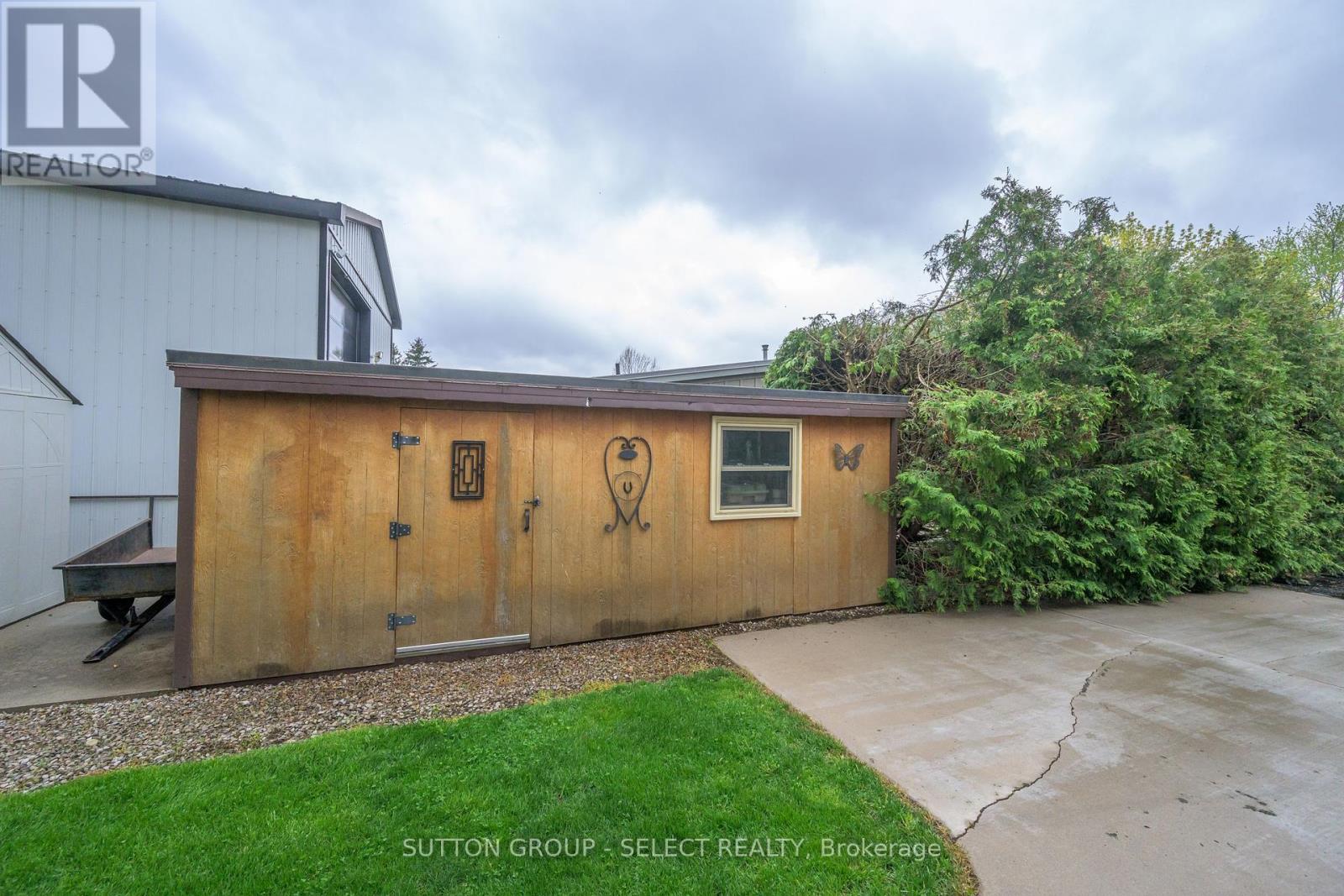 8444 Lazy Lane, Lambton Shores, Ontario  N0M 2N0 - Photo 39 - X12136178