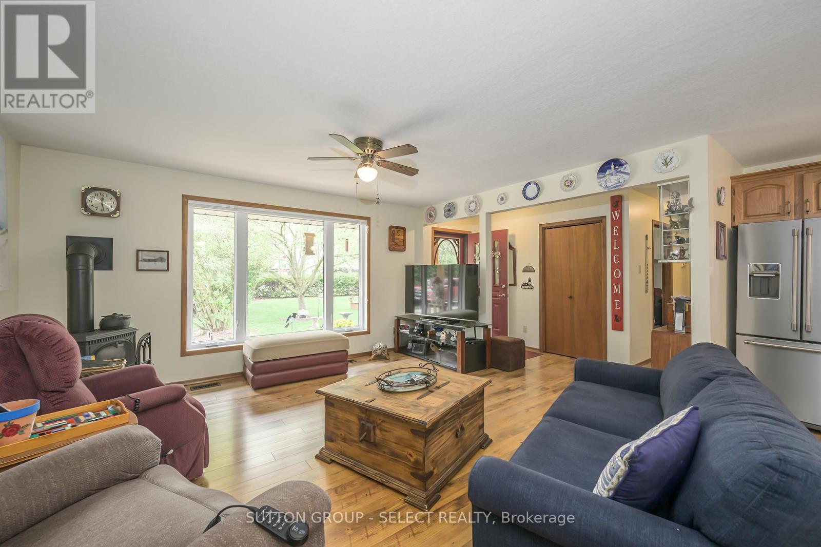 8444 Lazy Lane, Lambton Shores, Ontario  N0M 2N0 - Photo 8 - X12136178