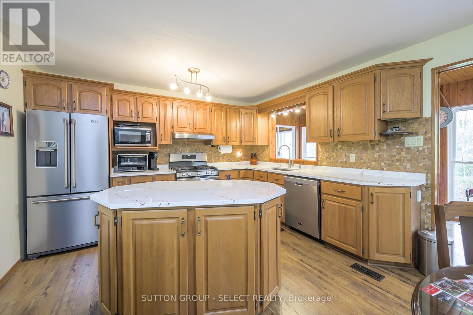 8444 Lazy Lane, Lambton Shores, Ontario  N0M 2N0 - Photo 9 - X12136178