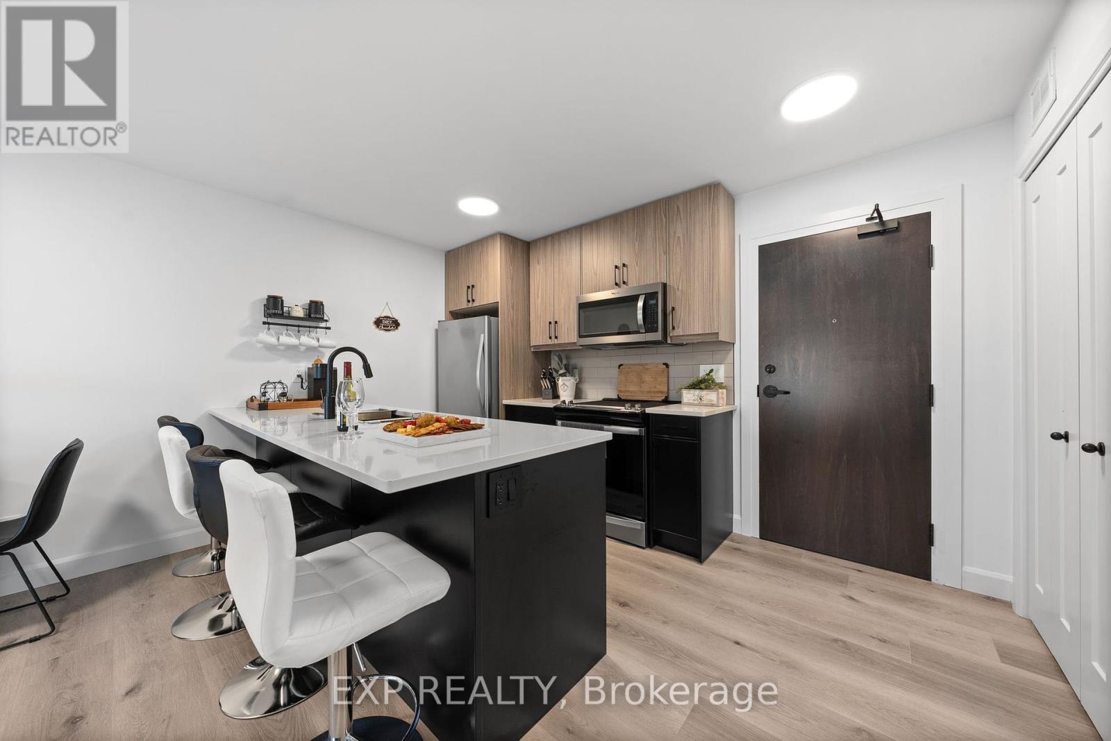 303 - 30 Hillside Meadow Drive, Quinte West, Ontario  K8V 0J7 - Photo 6 - X12160264