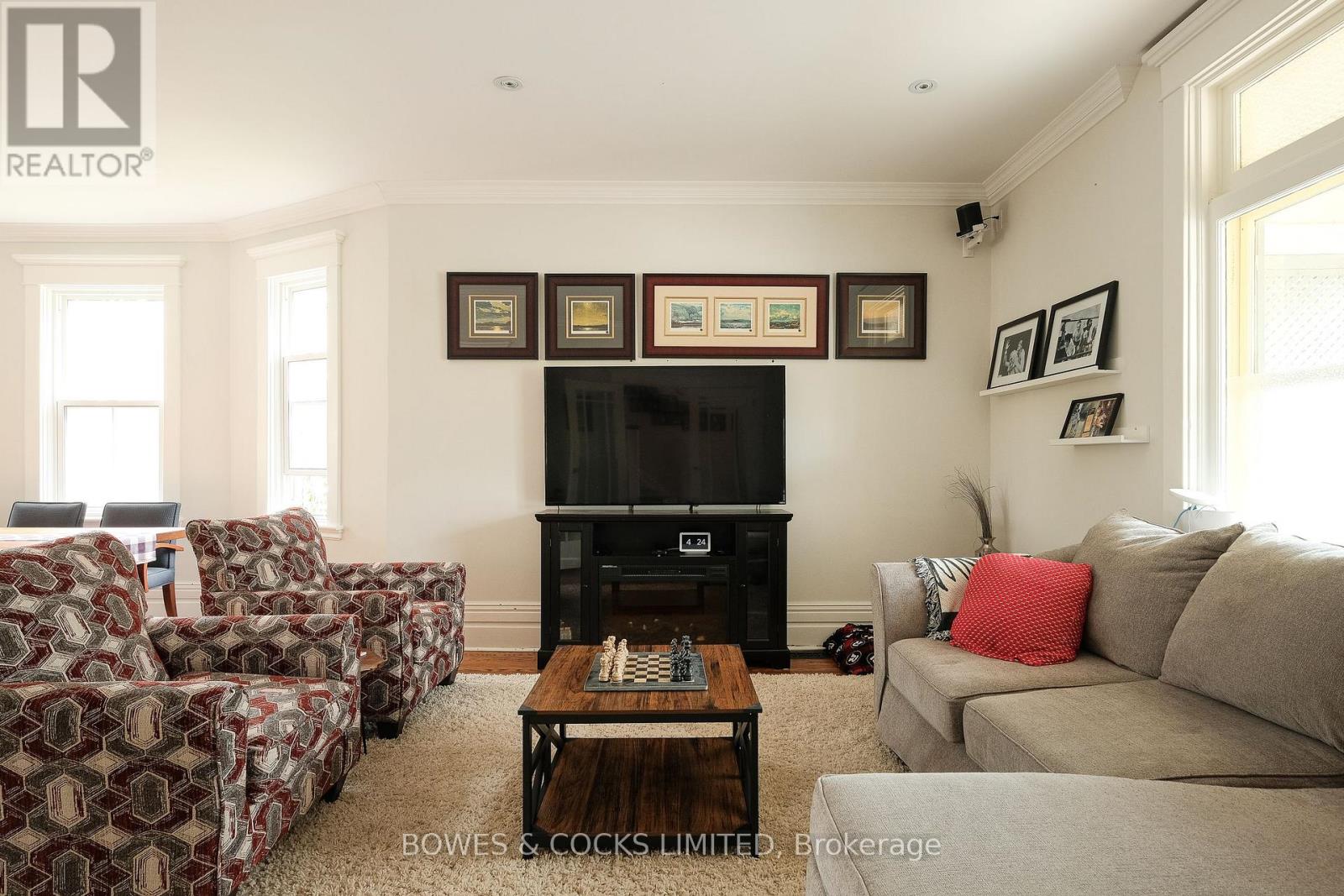 247 Engleburn Avenue, Peterborough, Ontario  K9H 1S5 - Photo 8 - X12160439