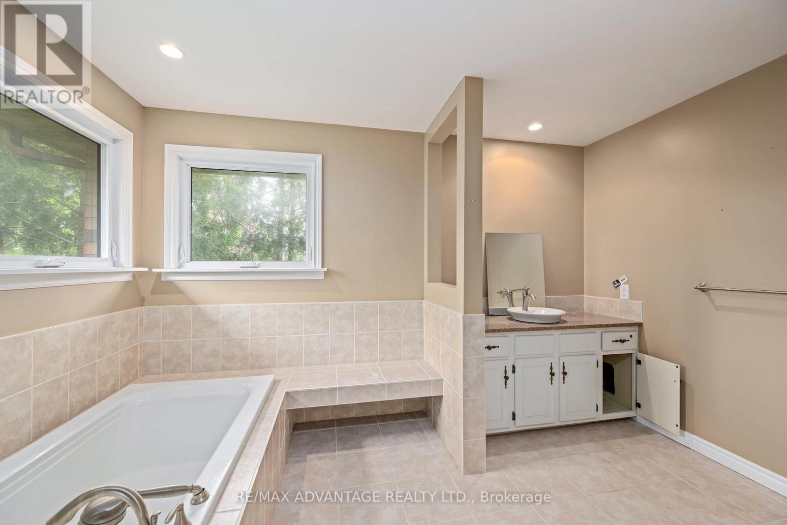62 Parks Edge Close, London South (South L), Ontario  N6K 3P8 - Photo 22 - X12159909
