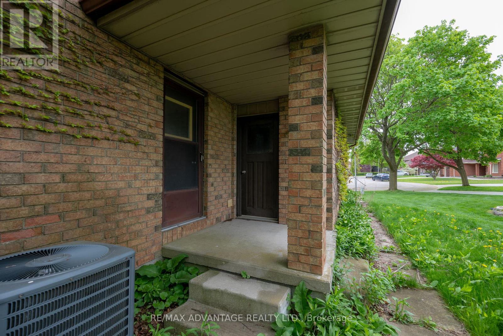62 Parks Edge Close, London South, Ontario  N6K 3P8 - Photo 40 - X12159909