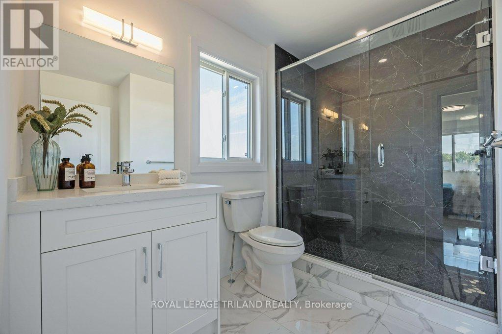 Photo 18 of 20 for 2567 Constance Avenue N