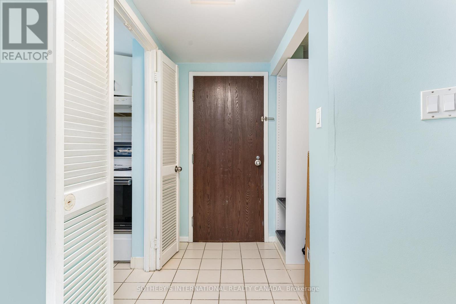 1819 - 711 Bay Street, Toronto, Ontario  M5G 2J8 - Photo 12 - C12160166
