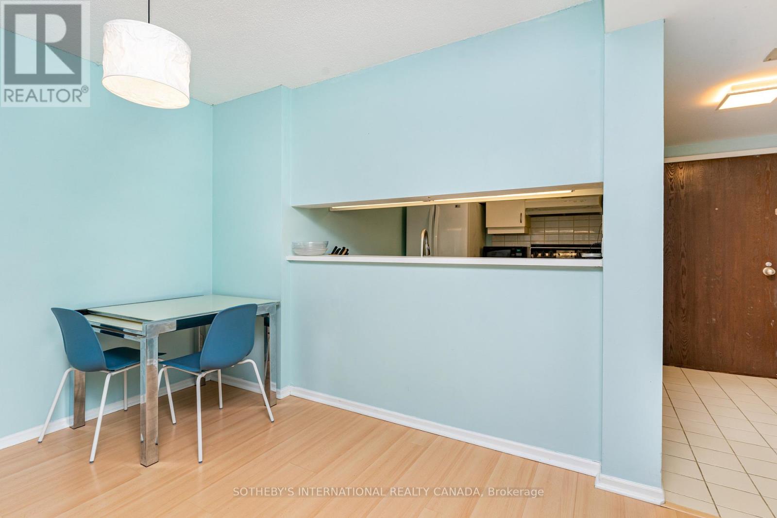 1819 - 711 Bay Street, Toronto, Ontario  M5G 2J8 - Photo 4 - C12160166