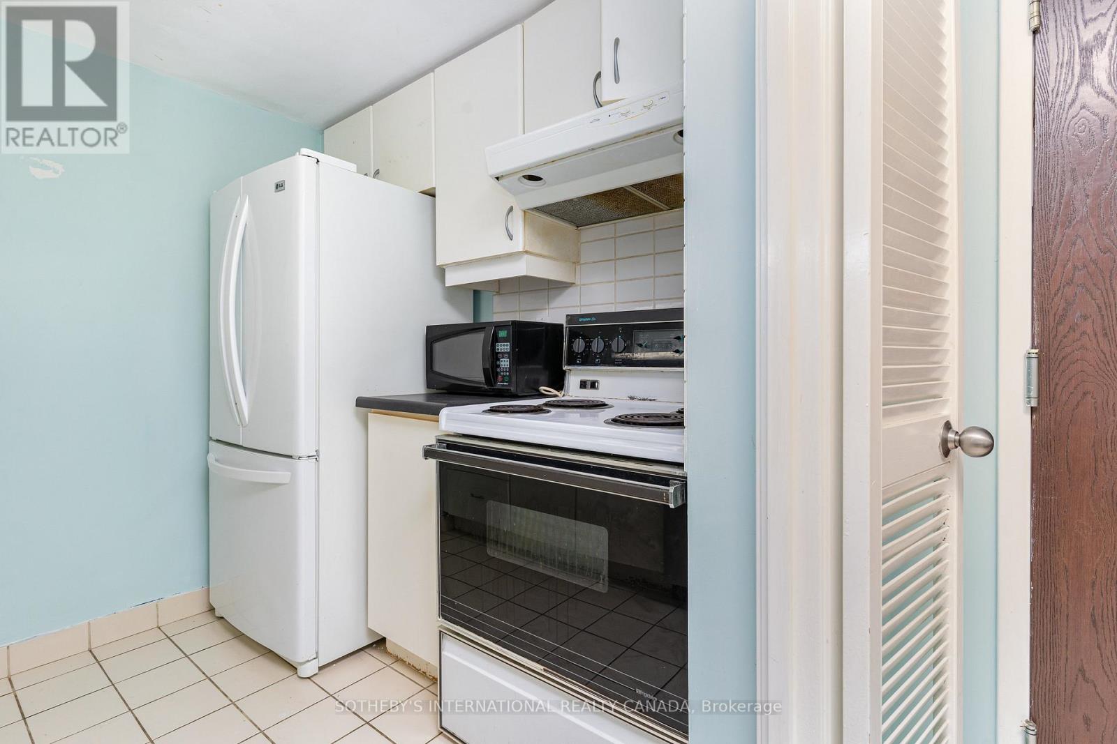 1819 - 711 Bay Street, Toronto, Ontario  M5G 2J8 - Photo 8 - C12160166