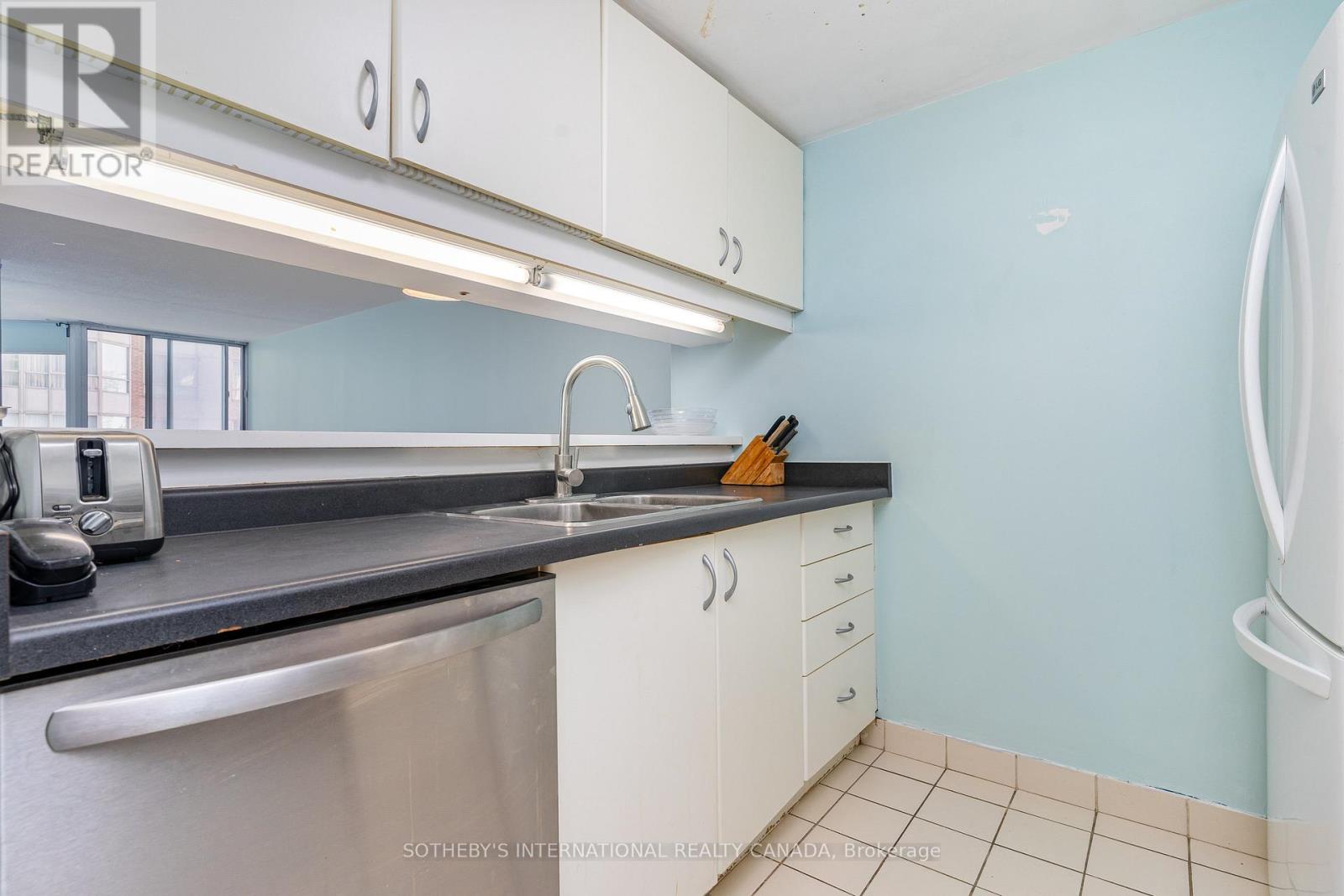 1819 - 711 Bay Street, Toronto, Ontario  M5G 2J8 - Photo 9 - C12160166