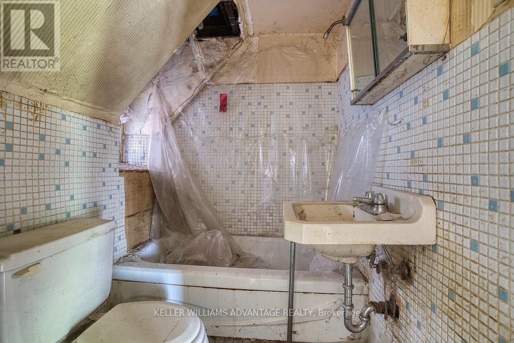 43 Dewson Street, Toronto, Ontario  M6H 1G6 - Photo 14 - C12160363