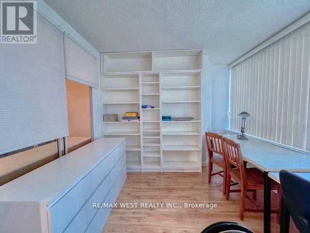 1822 - 633 Bay Street, Toronto, Ontario  M5G 2G4 - Photo 20 - C12160478