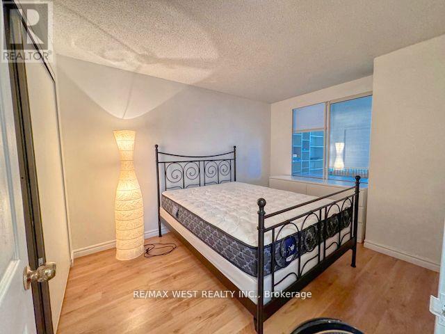 1822 - 633 Bay Street, Toronto, Ontario  M5G 2G4 - Photo 23 - C12160478