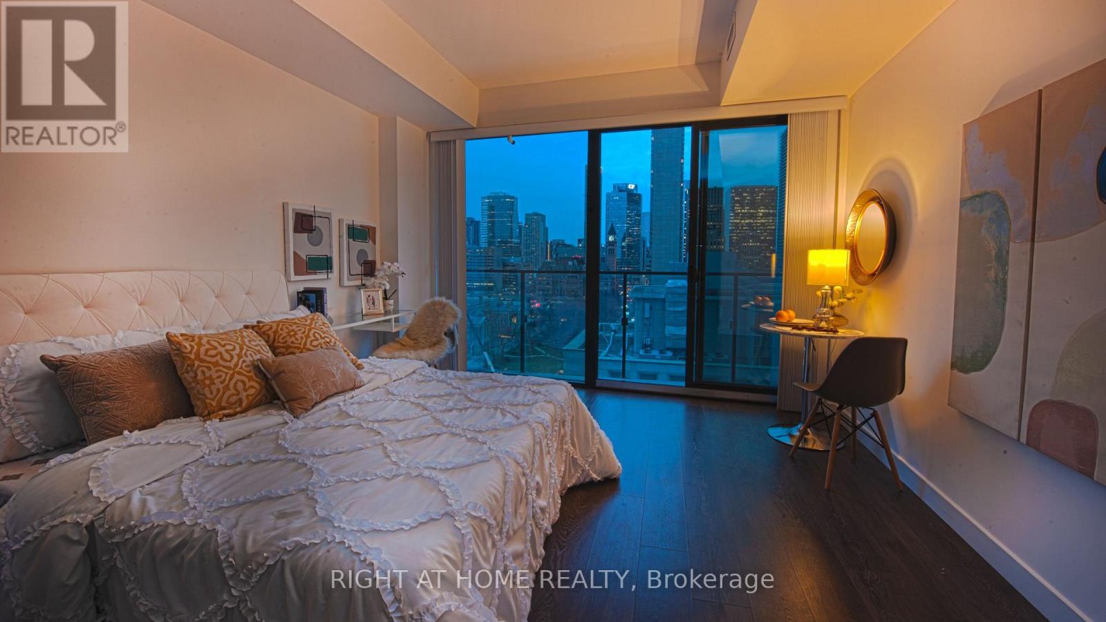 1409 - 215 Queen Street W, Toronto, Ontario  M5V 0P5 - Photo 11 - C12160635