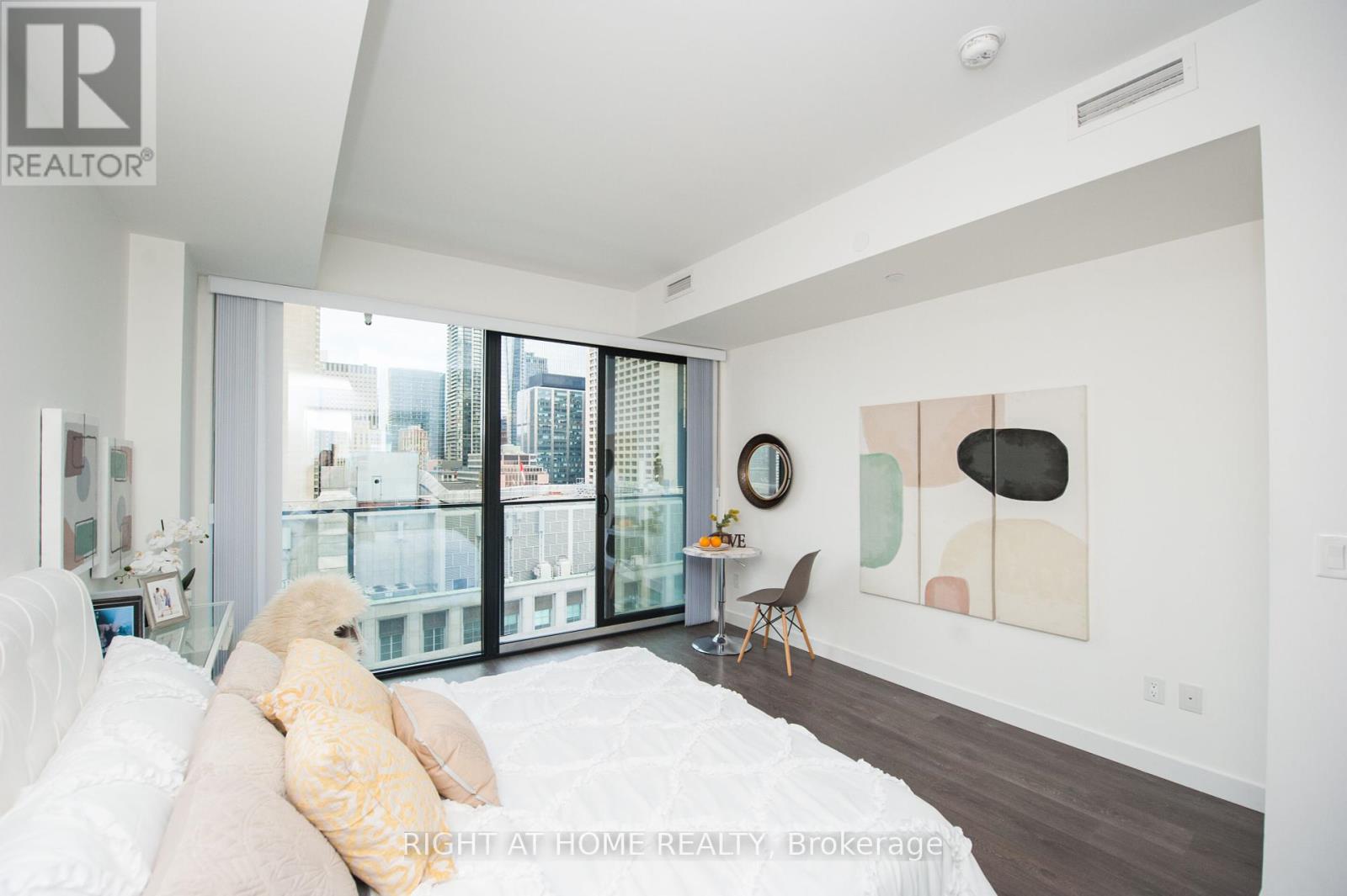 1409 - 215 Queen Street W, Toronto, Ontario  M5V 0P5 - Photo 4 - C12160635