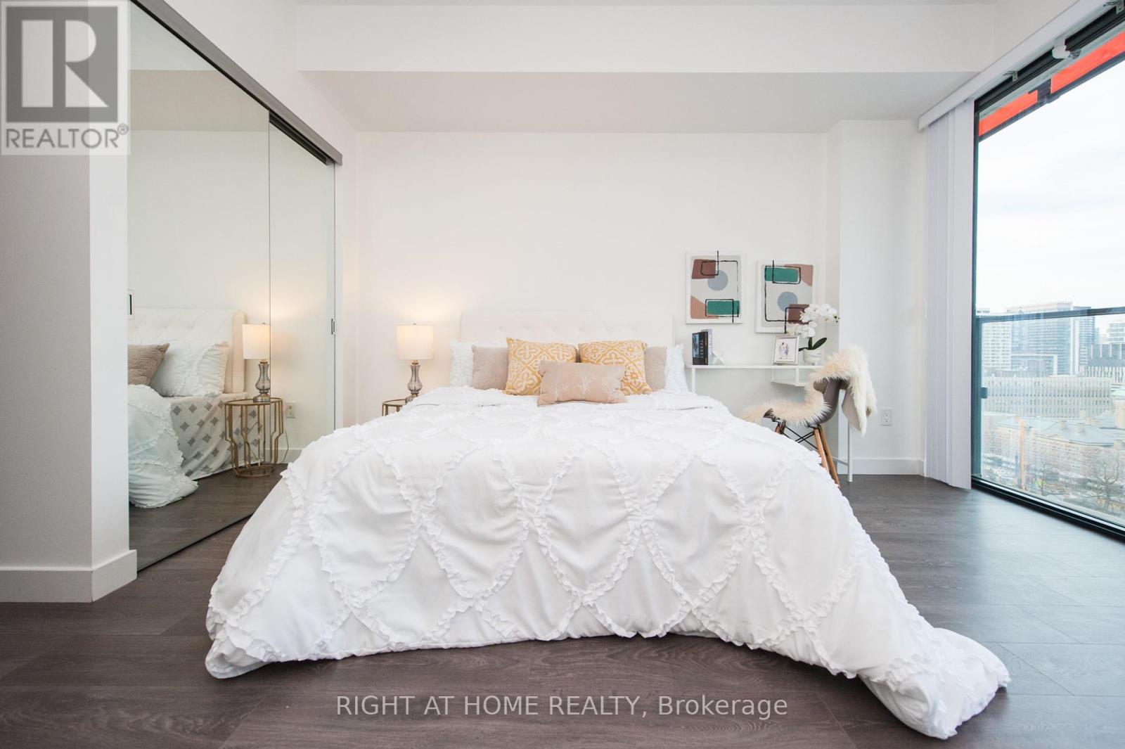 1409 - 215 Queen Street W, Toronto, Ontario  M5V 0P5 - Photo 6 - C12160635
