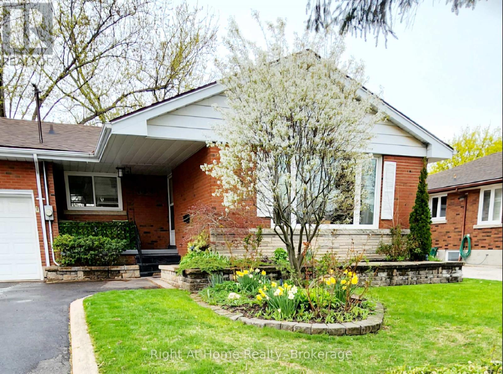 134 West 27th Street, Hamilton, Ontario  L9C 5A3 - Photo 2 - X12160608