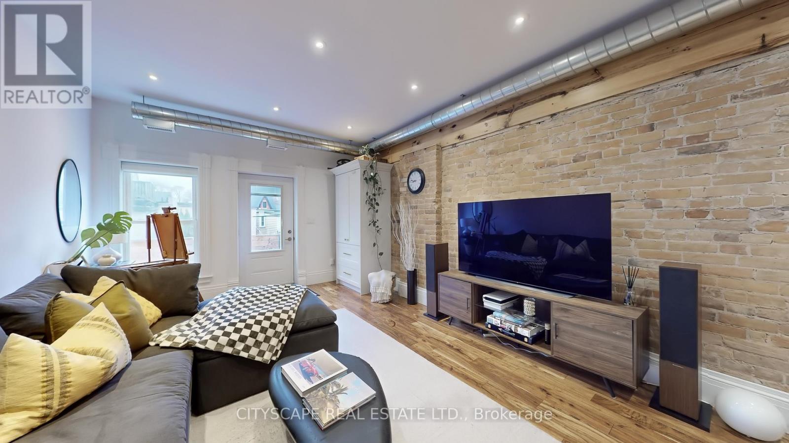 Upper - 936 Dundas Street, Toronto, Ontario  M4M 1R3 - Photo 4 - E12160192
