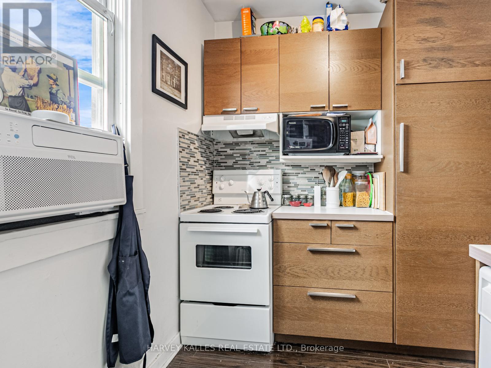 45 Strathmore Boulevard, Toronto, Ontario  M4C 1N5 - Photo 13 - E12160680