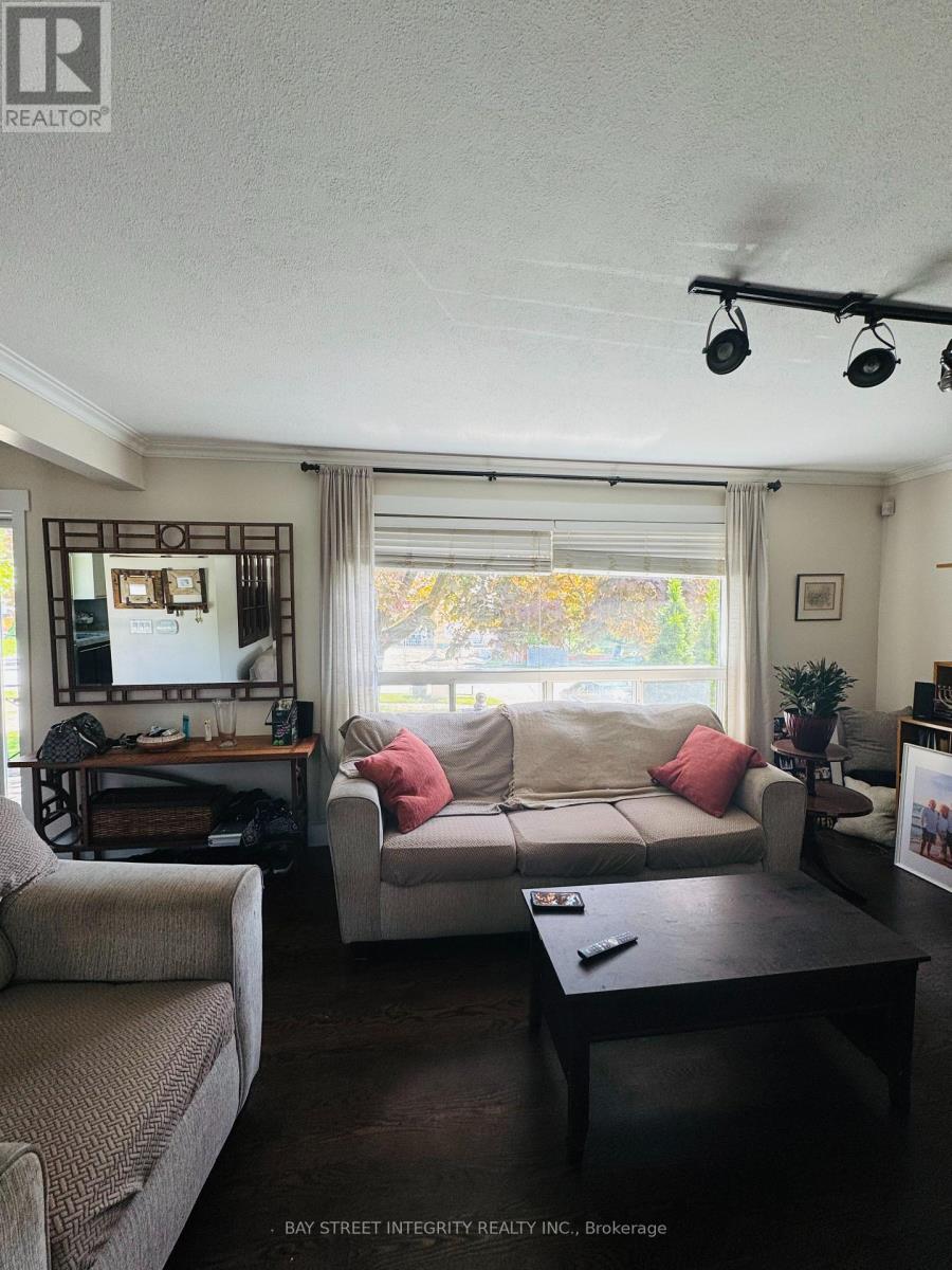 120 Lawrence Avenue, Richmond Hill, Ontario  L4C 1Z3 - Photo 6 - N12160502