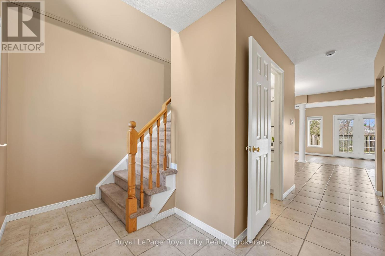 90 Doyle Drive, Guelph, Ontario  N1G 5B9 - Photo 4 - X12160108