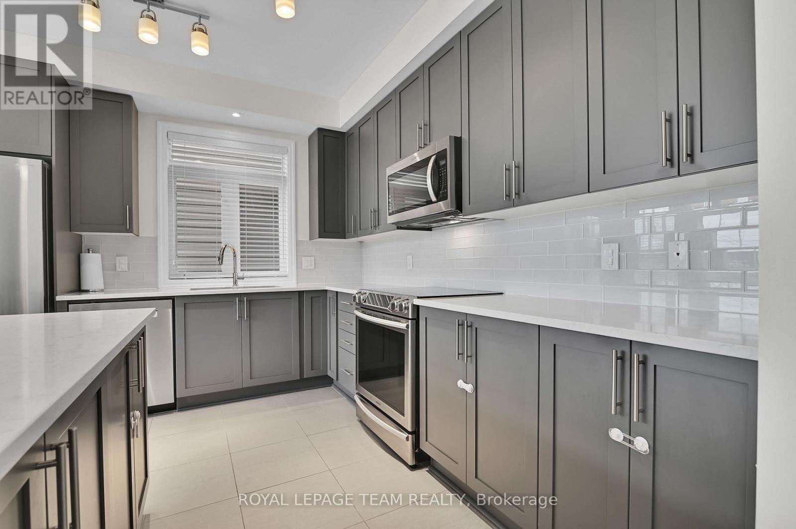 747 Fiddlehead Street, Ottawa, Ontario  K1T 0N1 - Photo 12 - X12160127