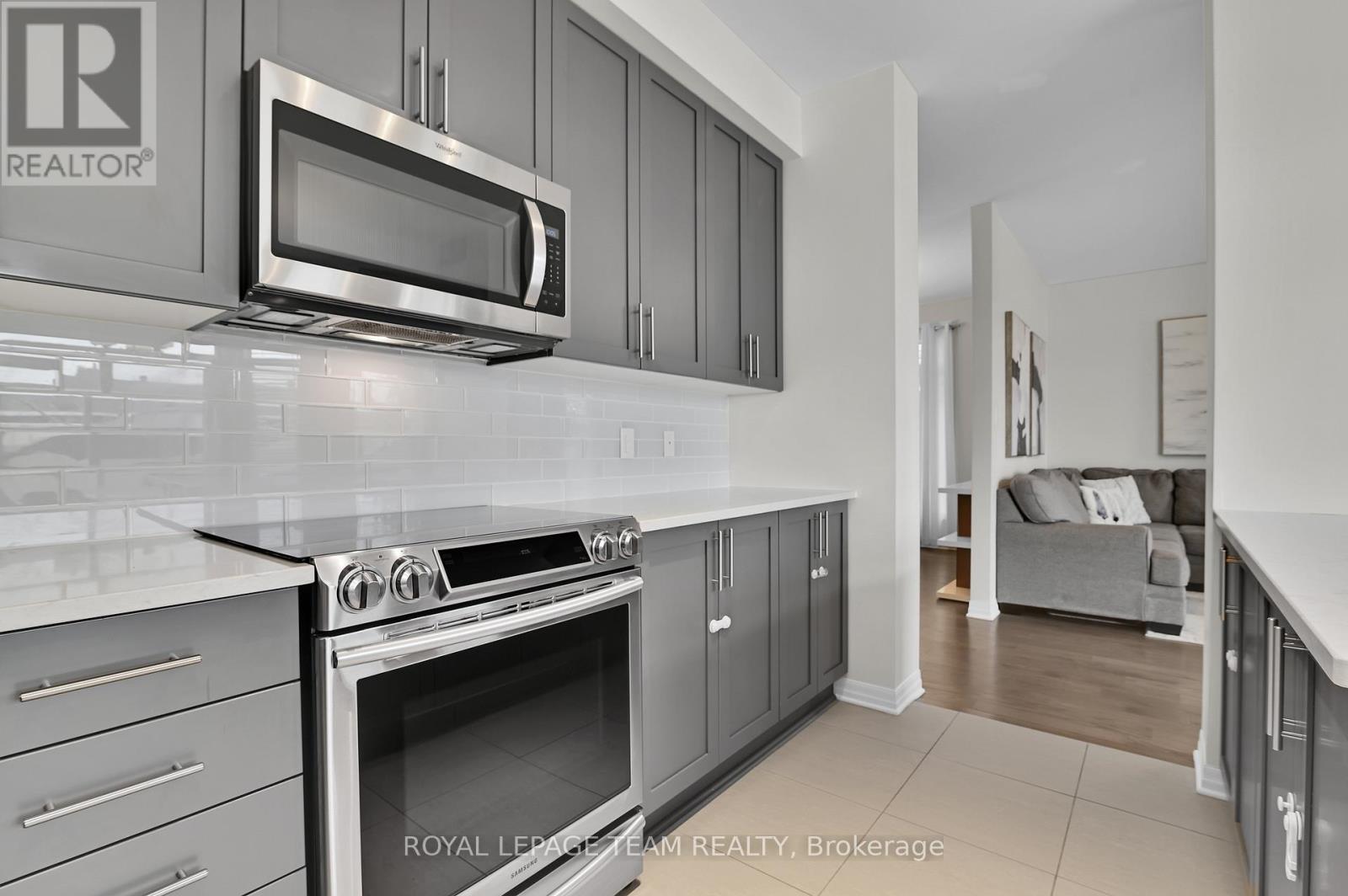 747 Fiddlehead Street, Ottawa, Ontario  K1T 0N1 - Photo 13 - X12160127
