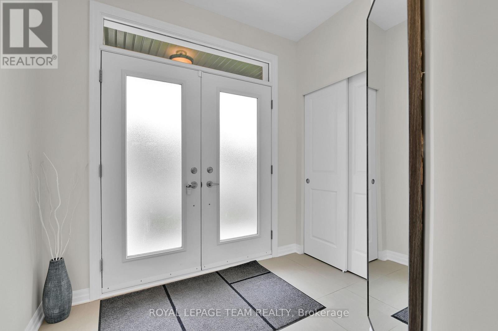 747 Fiddlehead Street, Ottawa, Ontario  K1T 0N1 - Photo 4 - X12160127