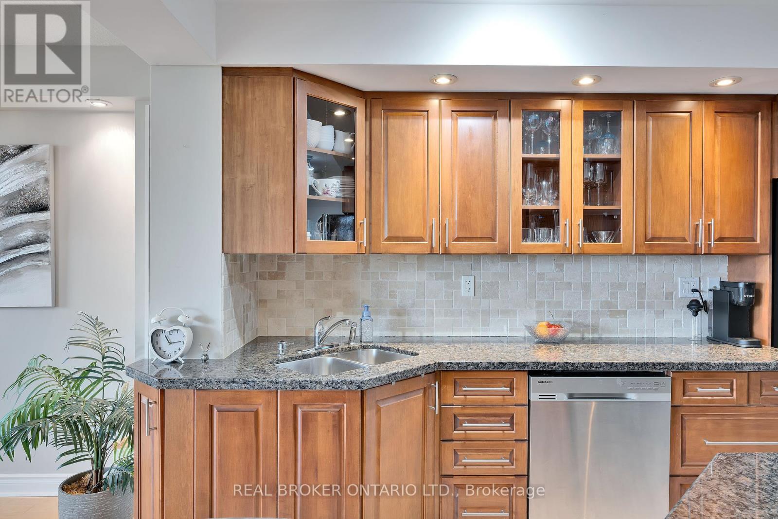 910 - 515 St Laurent Boulevard N, Ottawa, Ontario  K1K 3X5 - Photo 8 - X12160232